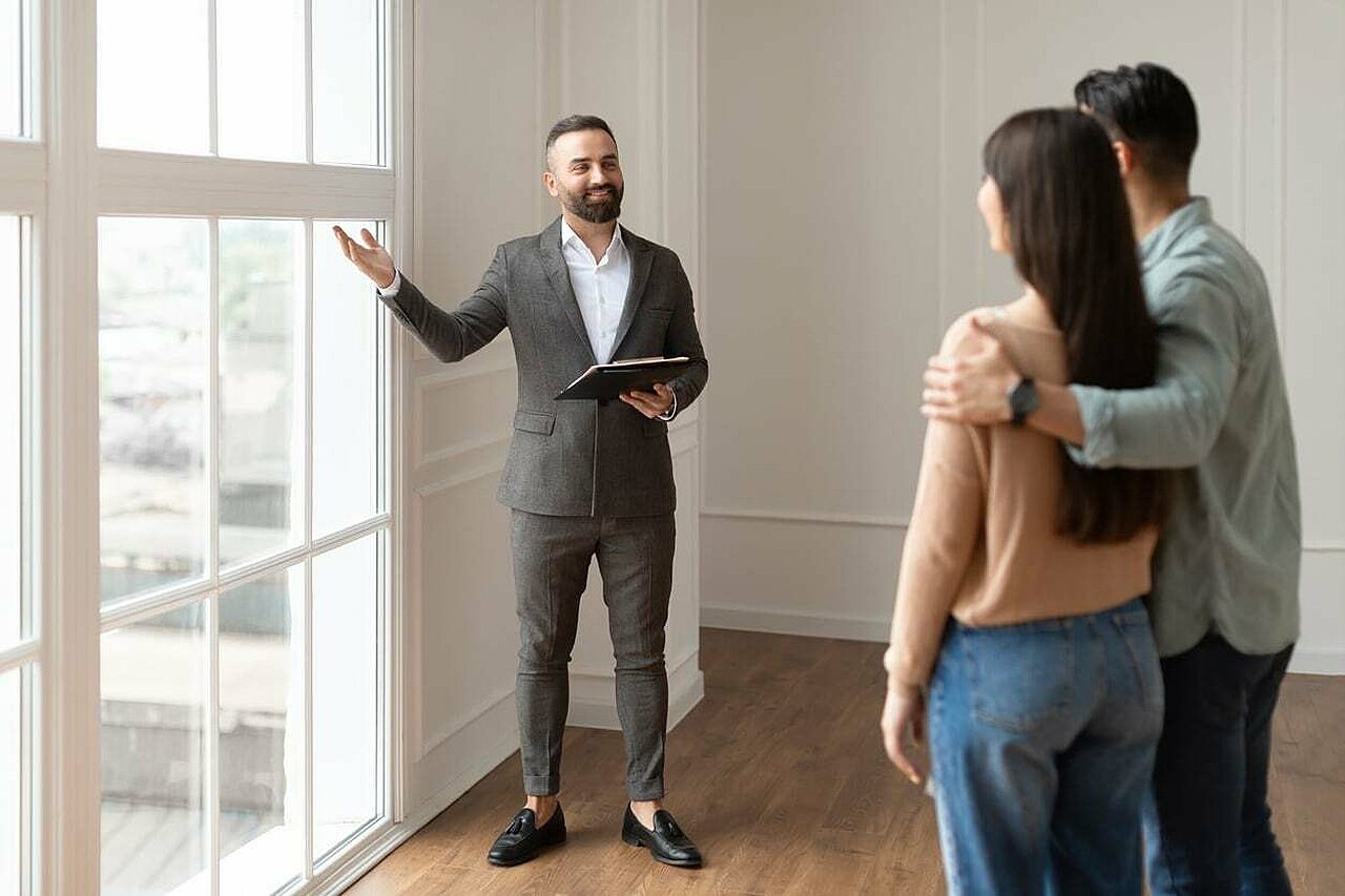 Showing agent in real estate