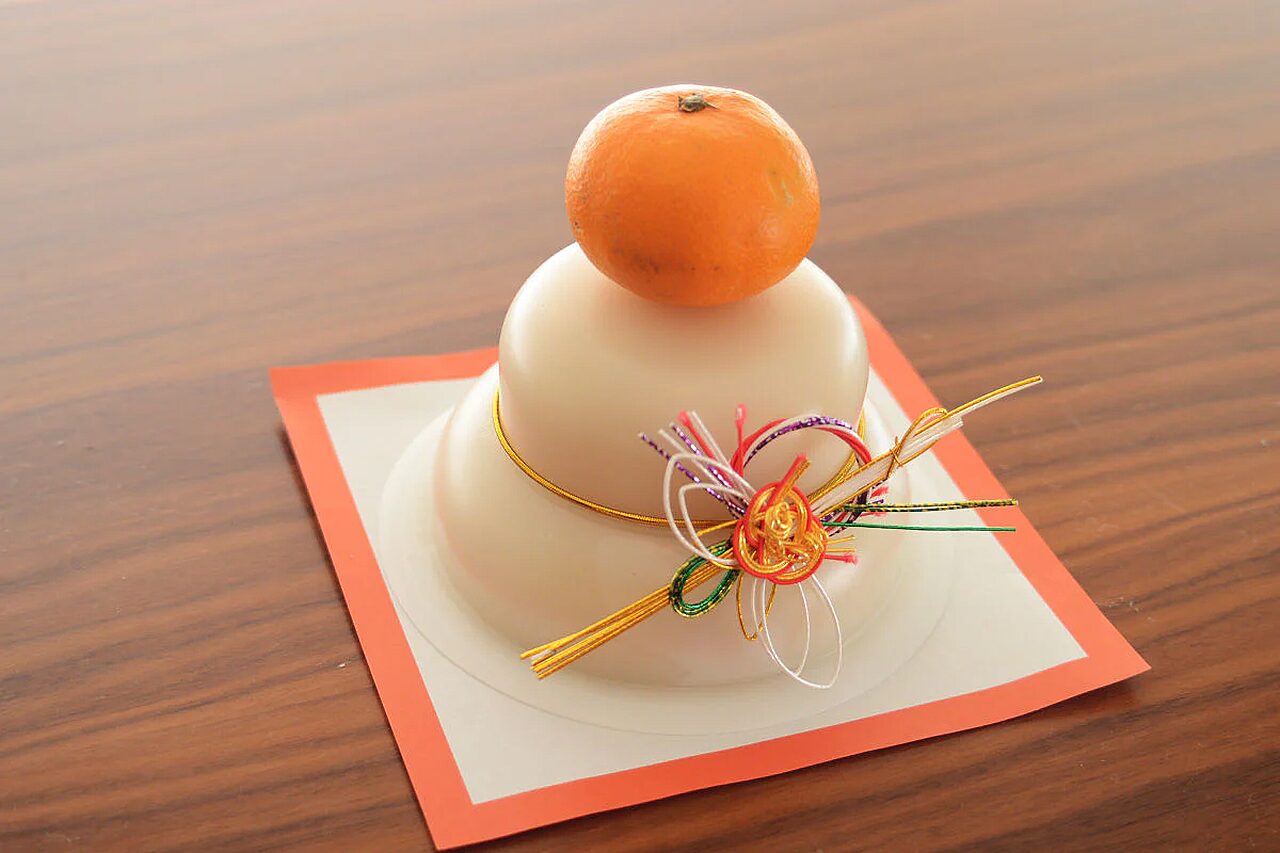 Seikou Kutani Porcelain Kagami Mochi New Year Ornament 2