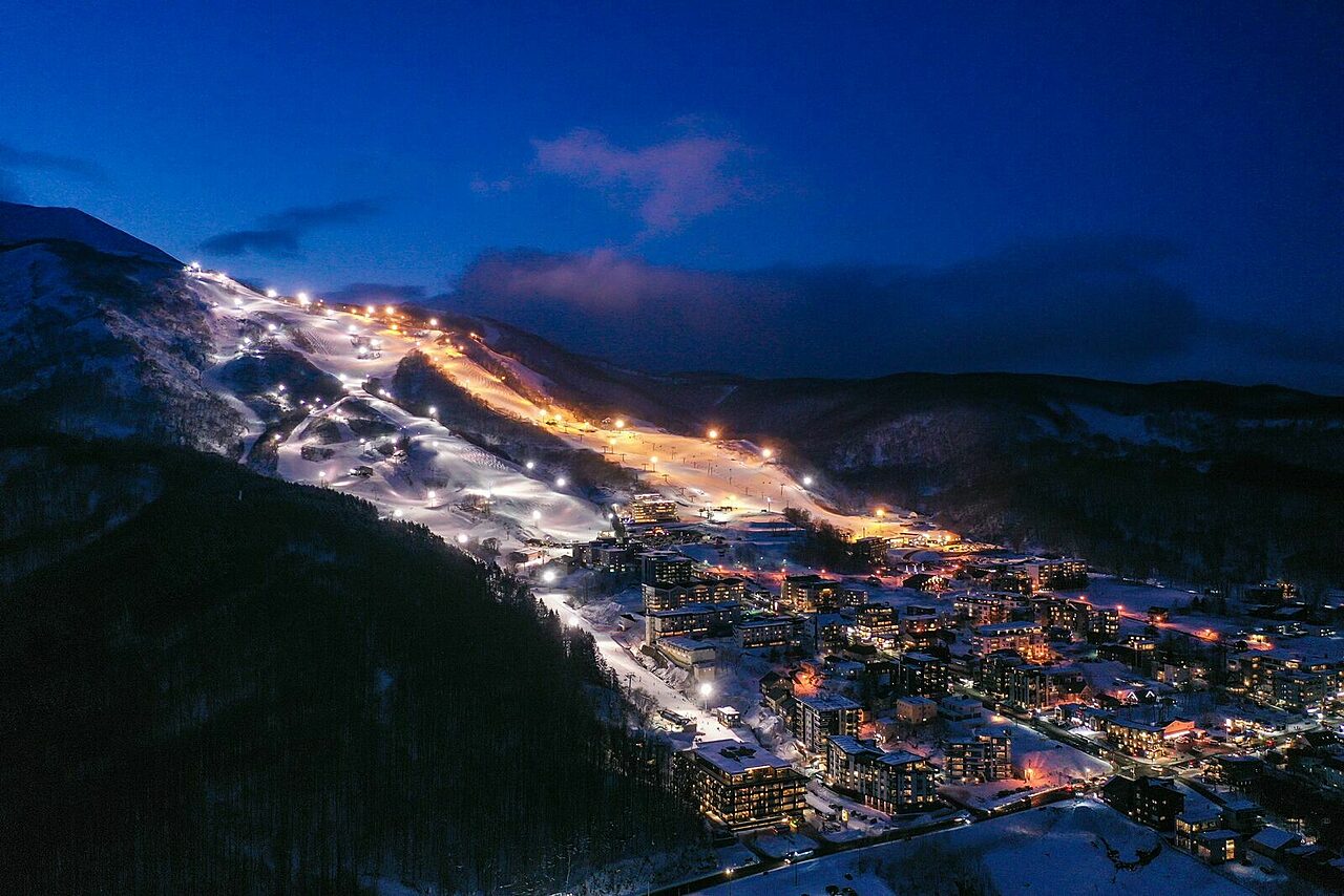 Hirafu Night Skiing