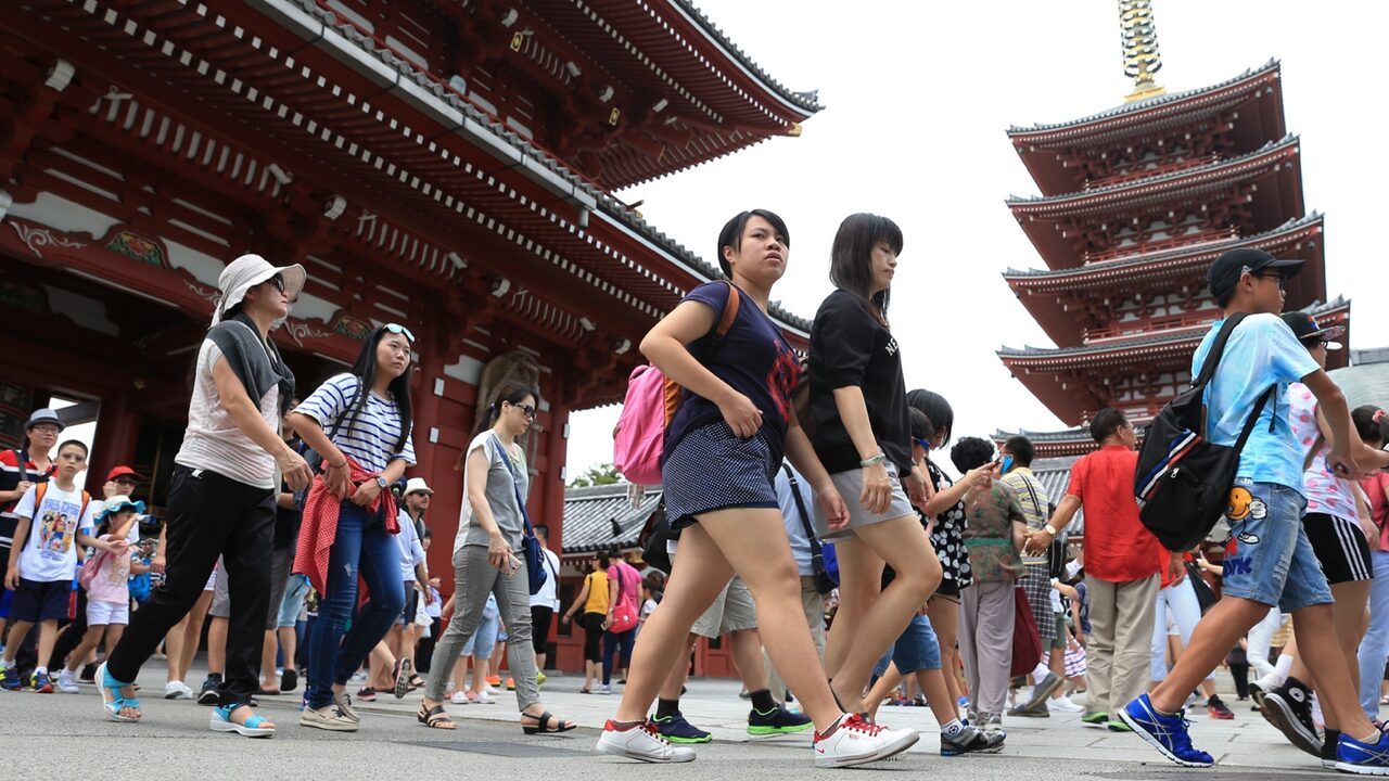 Cropped 1598704429 N20200829 foreign tourists Asakusa Data
