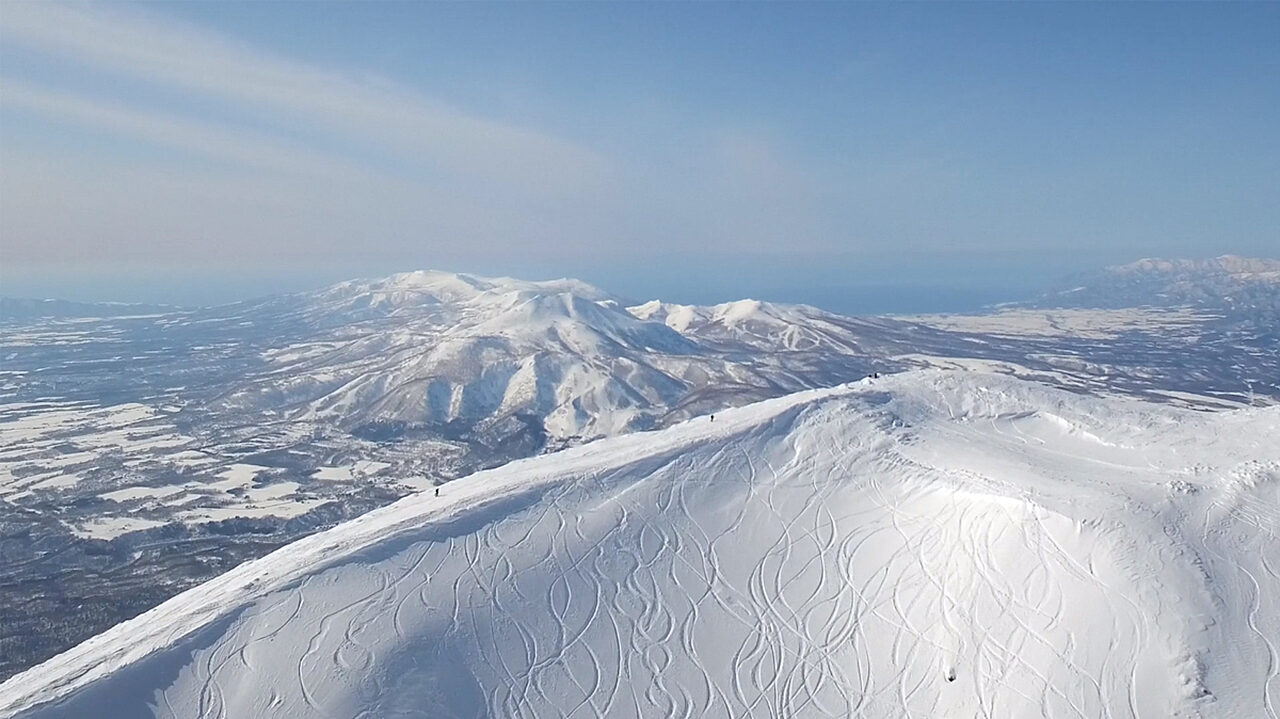 Yotei creater skiing