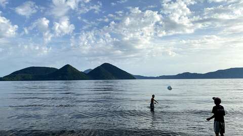 Toya Lake Play