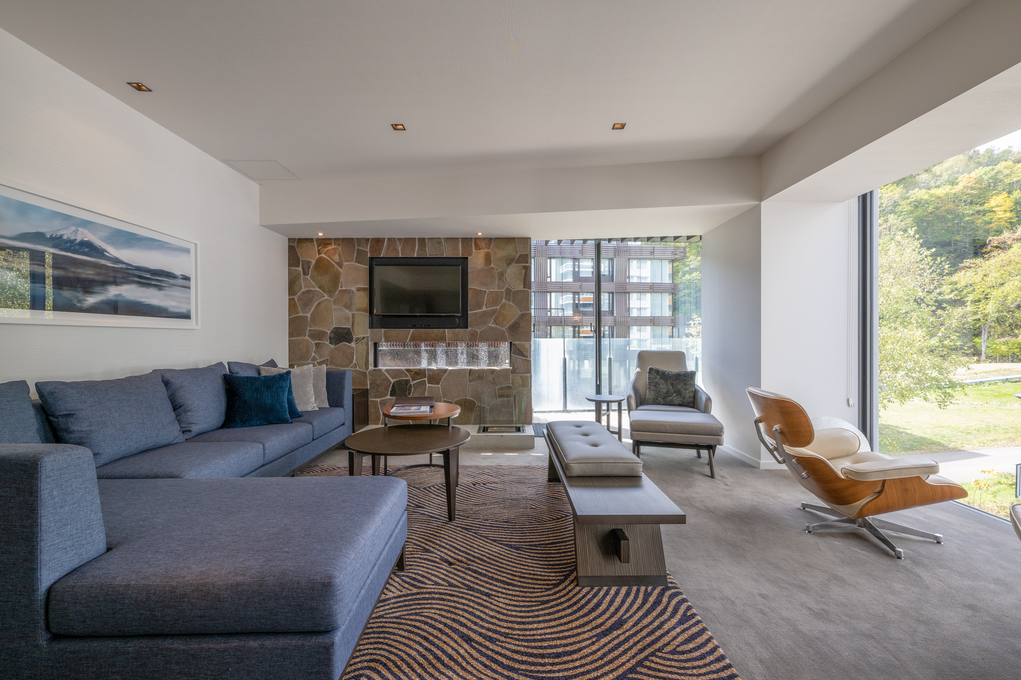 The Vale Niseko 301: 3 Bedroom Corner Unit with Onsen