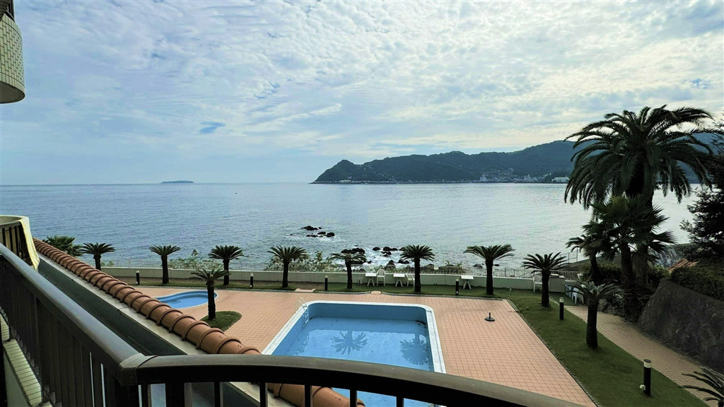 3BR Oceanfront Corner Condo with Sagami Bay & Hatsushima Views