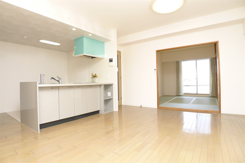7th Floor 2BR Apartment with Wakayama Bay Sunset Views