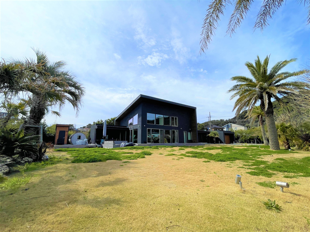 Seaside Design Villa with Jacuzzi, Sauna and Loft, Kamogawa