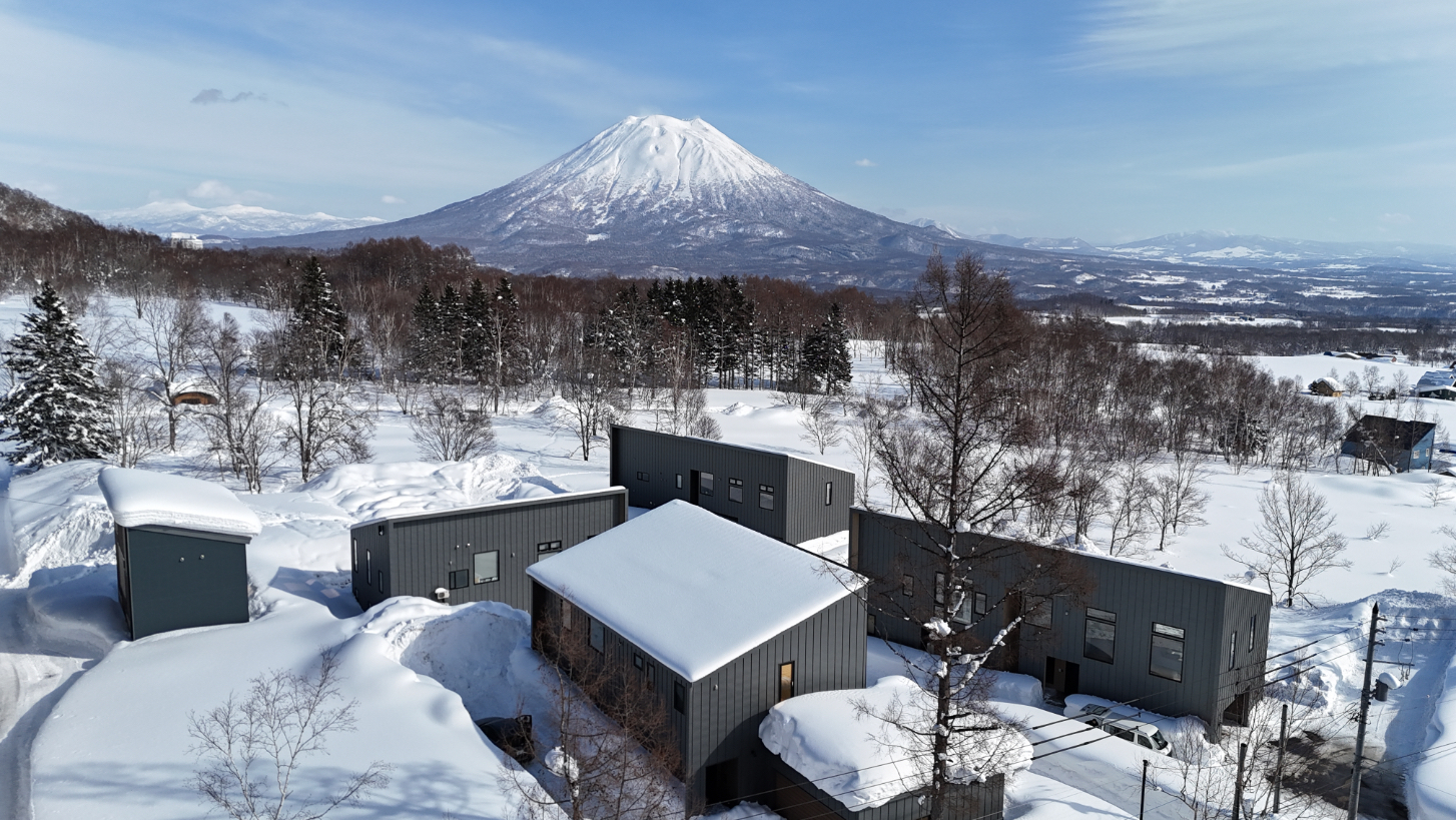 Modern Annupuri Chalet : Bright Living Near the Slopes