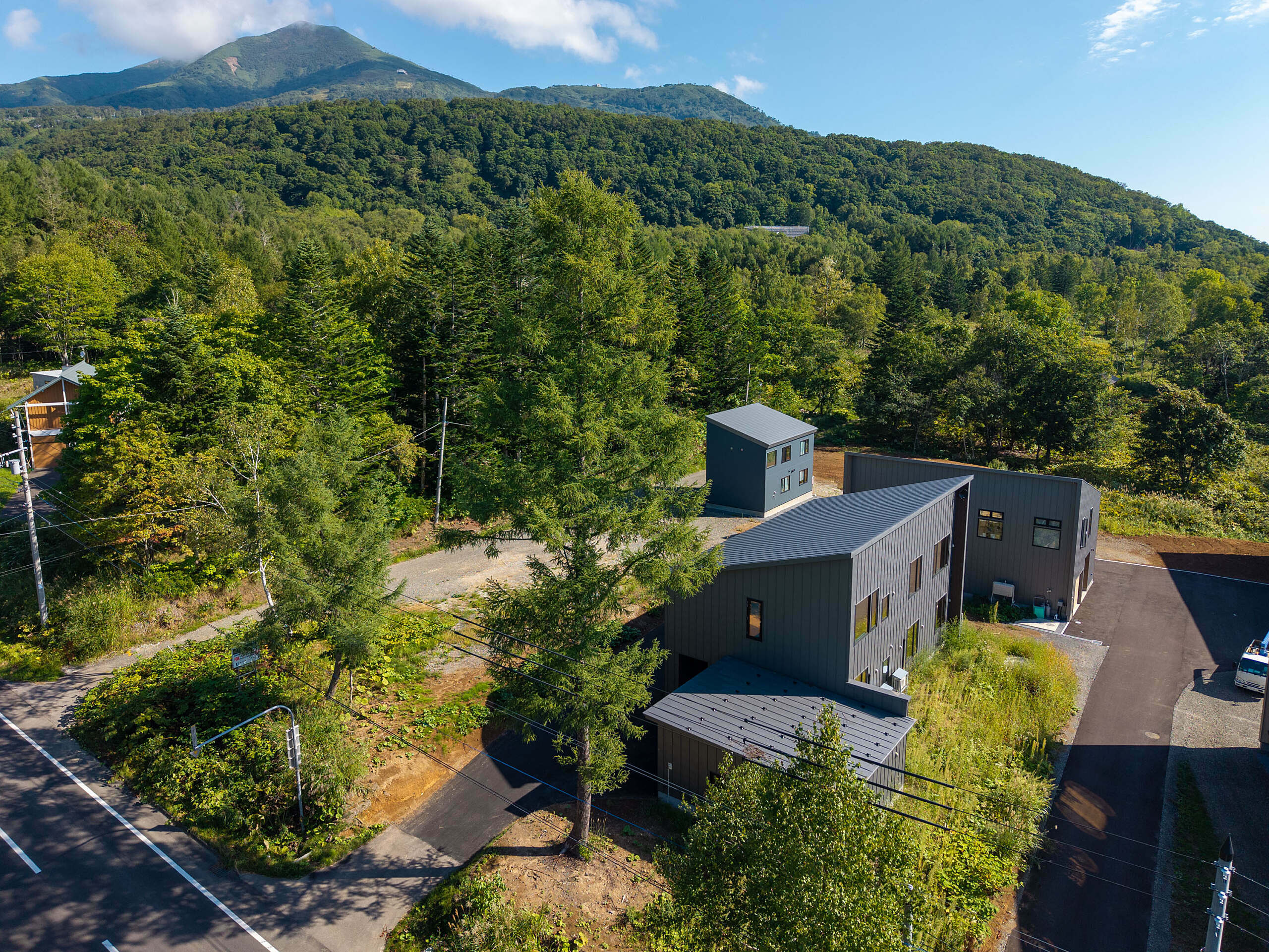 NLP Residence - Modern 4 Bedroom 4 Bath Chalet with Garage in Niseko