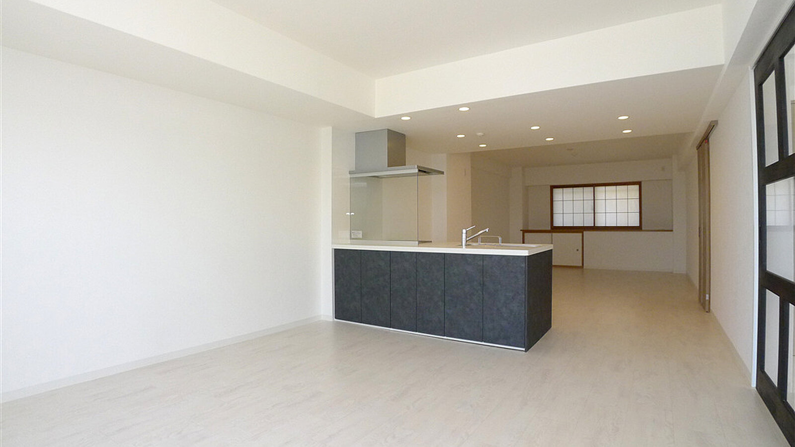3 BR Corner Apartment with Large 15