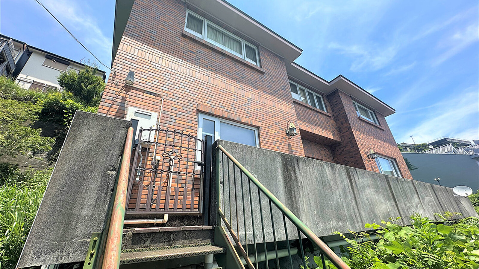 Hillside 3 BR Home with Private15