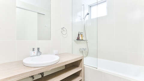 20231215 Niseko Central Kisetsukan KS101 Bathroom Generic LR 1