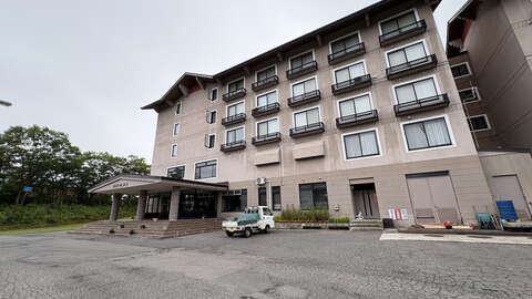 Main Pic Monaile outside