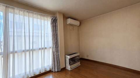 家具を撤去した空室 7 1