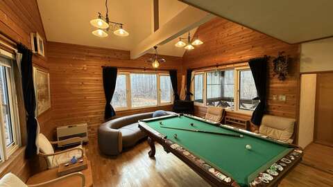 Daniel Onsen house 2 living room pool table