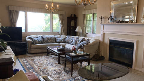 Hillside 3 BR Home with Private13