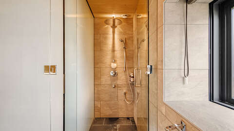 Raiko Place Shower