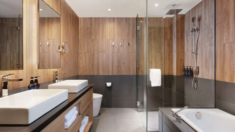 Rooms and Suites Master Bathroom 2022 12 06 041923 vjnx